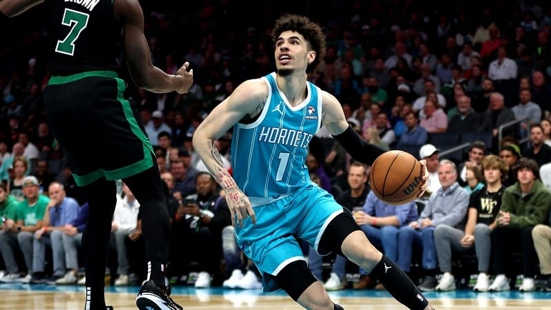 LaMelo Ball ghi tên mình vào sách kỷ lục trong ngày khiến Jason Tatum bị lu mờ