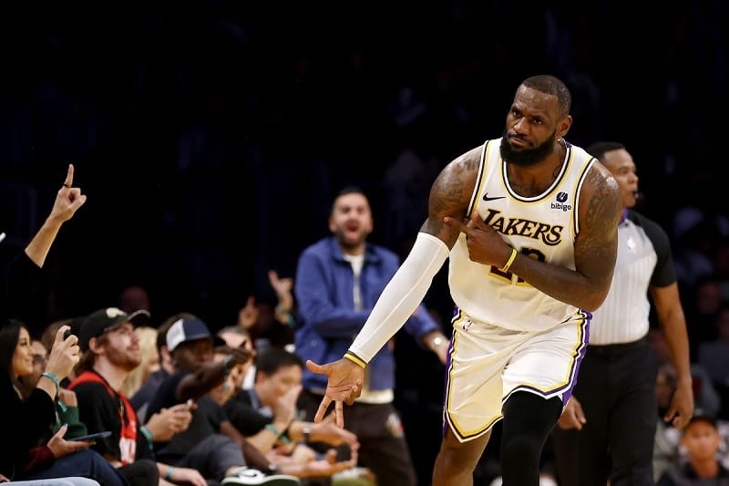 Tỏa sáng trước Rockets, LeBron vươn lên trên BXH mọi thời đại