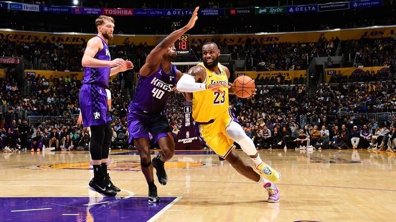 LeBron vẫn đang là đầu tàu của Lakers