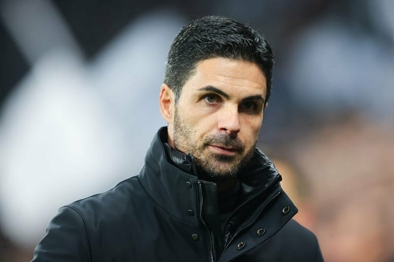 Mikel Arteta và học trò vừa để thua trước Chích chòe