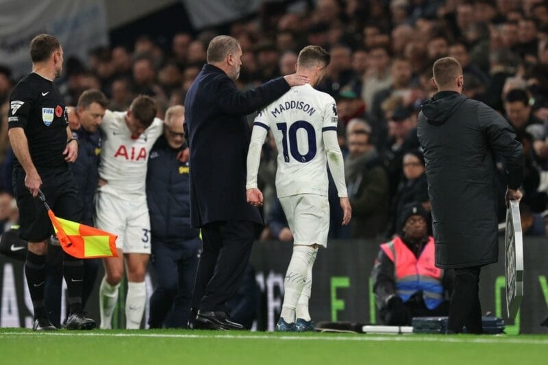 James Maddison và Micky van de Ven cùng phải rời sân vì chấn thương trong trận đấu với Chelsea.