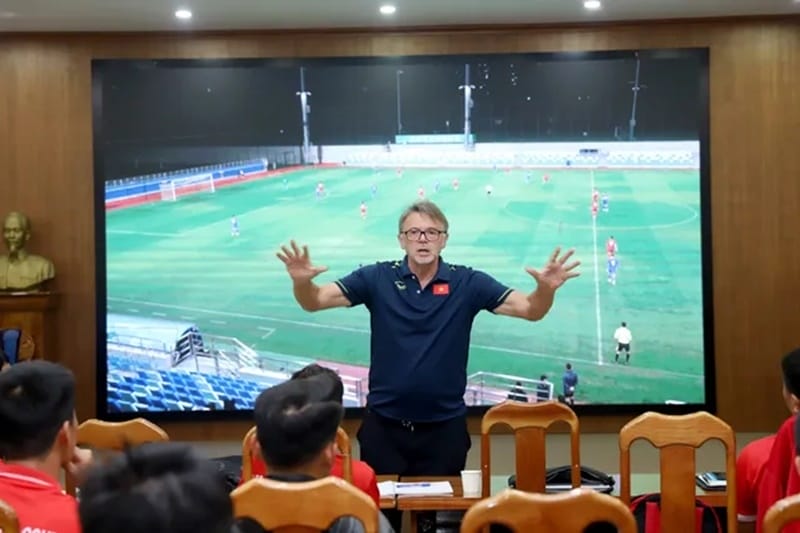 Ông Troussier giảng dạy trong khóa đào tạo HLV bóng đá chứng chỉ A/AFC/VFF.