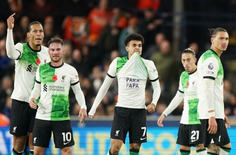 Luis Diaz ăn mừng bàn thắng vào lưới Luton Town.