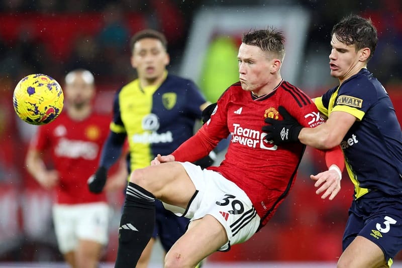 McTominay chơi bóng vụng về