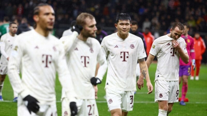 Vẻ mặt thất vọng của các cầu thủ Bayern