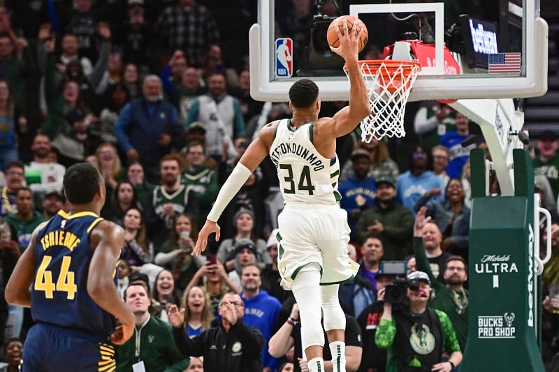 Antetokounmpo trút giận lên Pacers