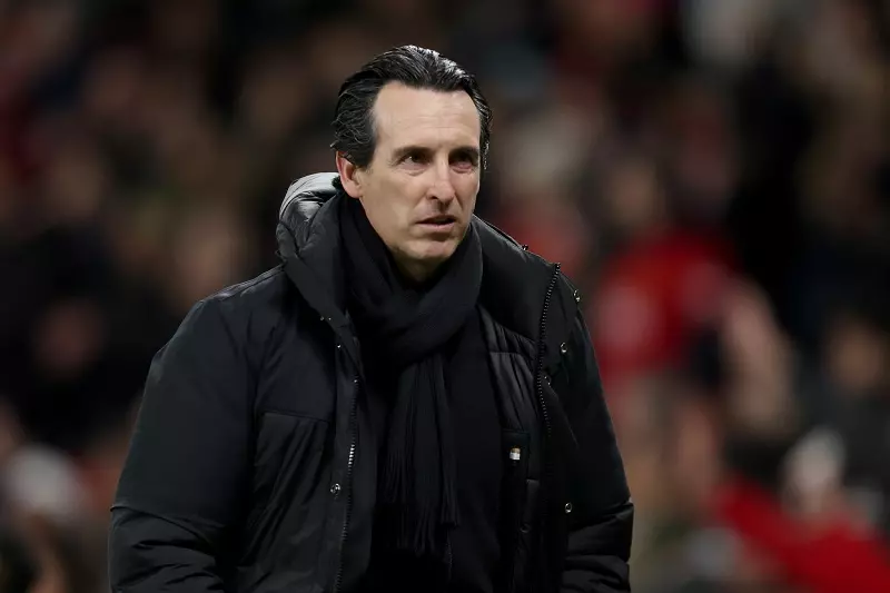 HLV Unai Emery đang tạo ra một hàng phòng ngự đặc biệt.