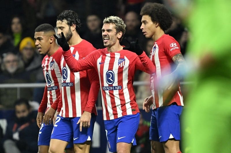 Antoine Griezmann lập cú đúp giúp Atletico Madrid hòa trong thế thiếu người.