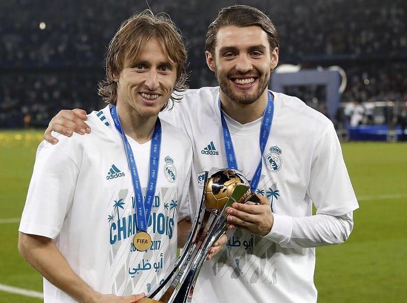 Kovacic bên cạnh đàn anh Luka Modric