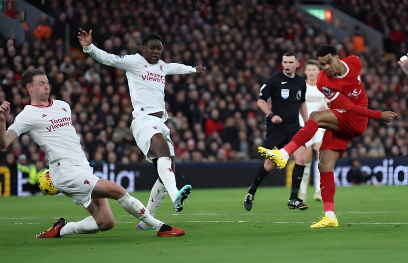 Liverpool bị Man United cầm hòa trên sân Anfield.