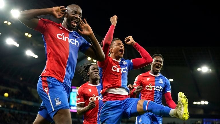 Crystal Palace làm câm lặng Etihad