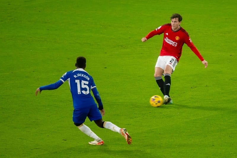 Victor Lindelof phải rời sân sớm ở trận gặp Chelsea.