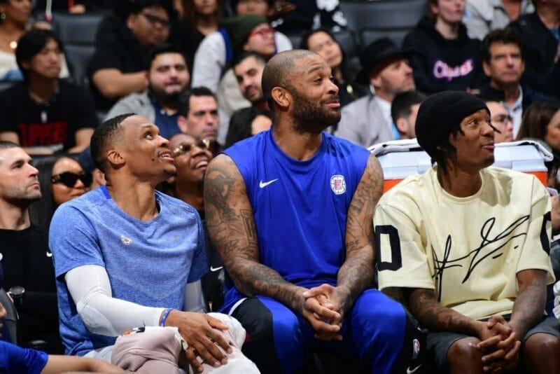 PJ Tucker (giữa) trên băng ghế dự bị