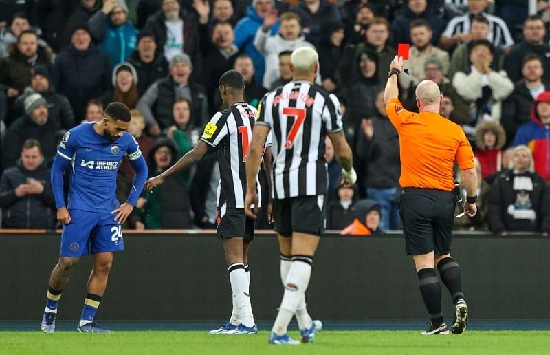 Reece James nhận thẻ đỏ ở trận đấu giữa Newcastle và Chelsea.