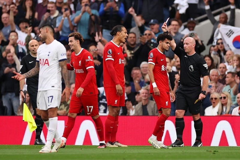 Liverpool nhận đến hai thẻ đỏ ở trận gặp Tottenham.