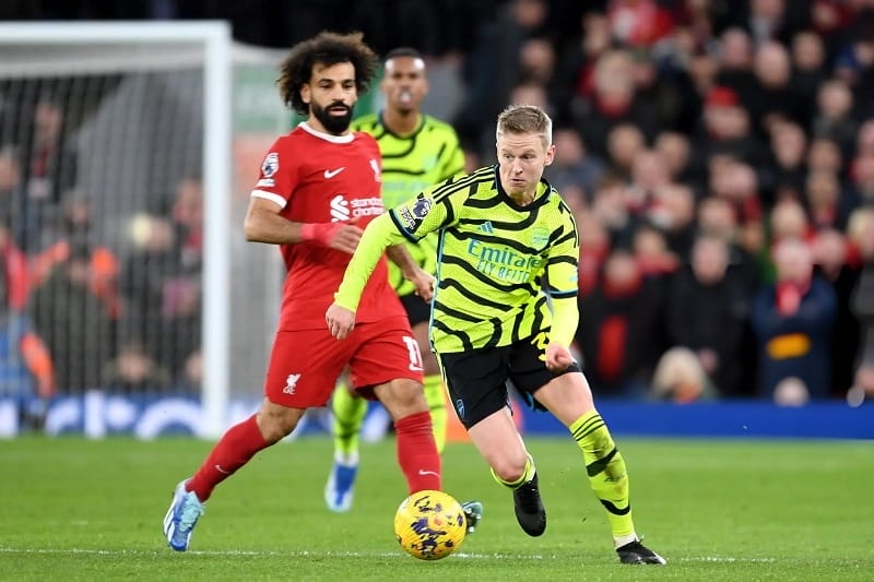 Oleksandr Zinchenko gặp nhiều khó khăn khi đối đầu với Mohamed Salah.