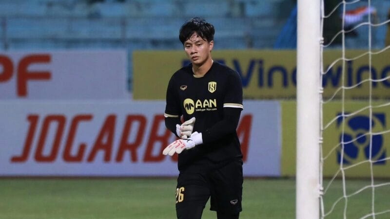 Cao Văn Bình có lần đầu tiên bắt chính cho SLNA tại V-League