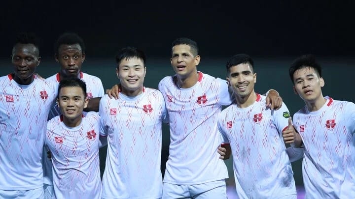 Các cầu thủ Hải Phòng dễ dàng ghi bàn vào lưới Hougang United.