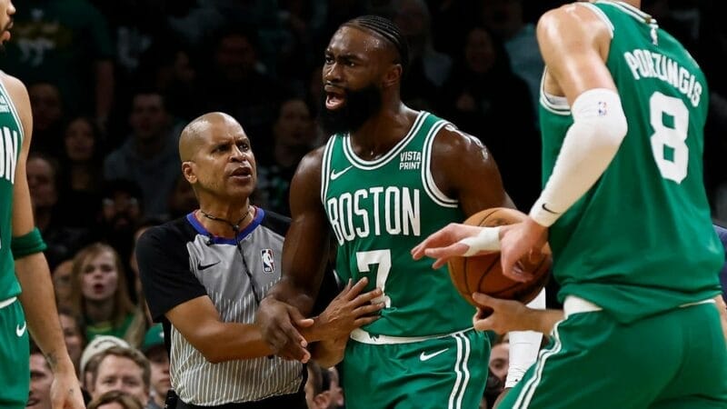 Lần đầu bị đuổi khỏi sân, Jaylen Brown chỉ trích trọng tài