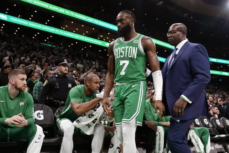 Jaylen Brown bị đuổi khỏi sân ở hiệp bốn.