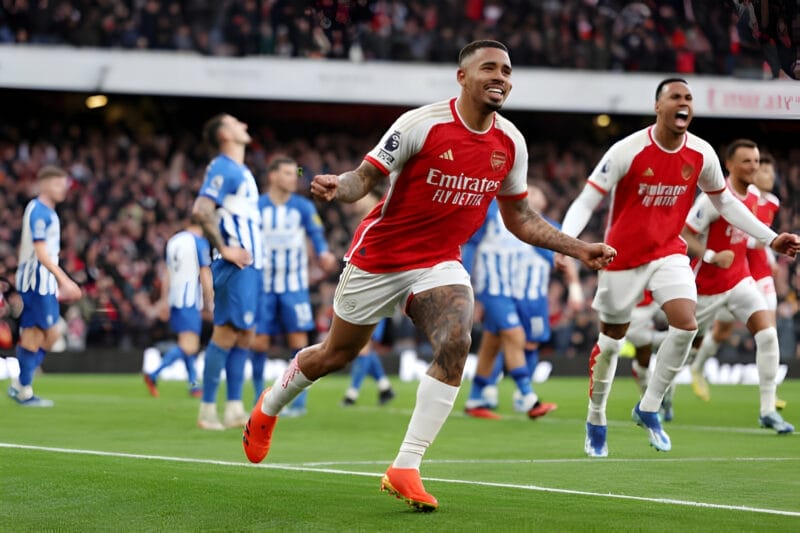 Arsenal vừa giành lại ngôi đầu Ngoại hạng Anh với chiến thắng trước Brighton.