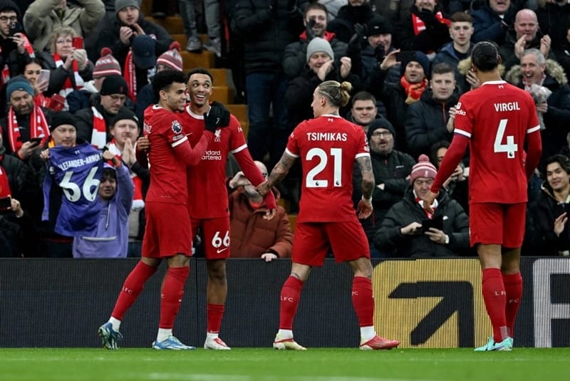 Alexander-Arnold là người hùng của Liverpool.