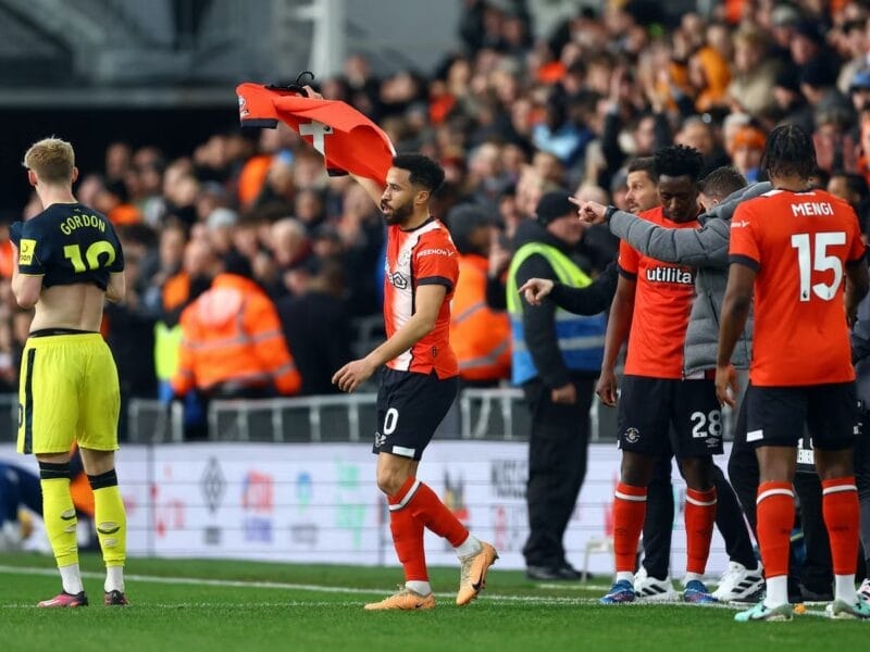 Townsend ghi bàn mở tỷ số cho Luton Town