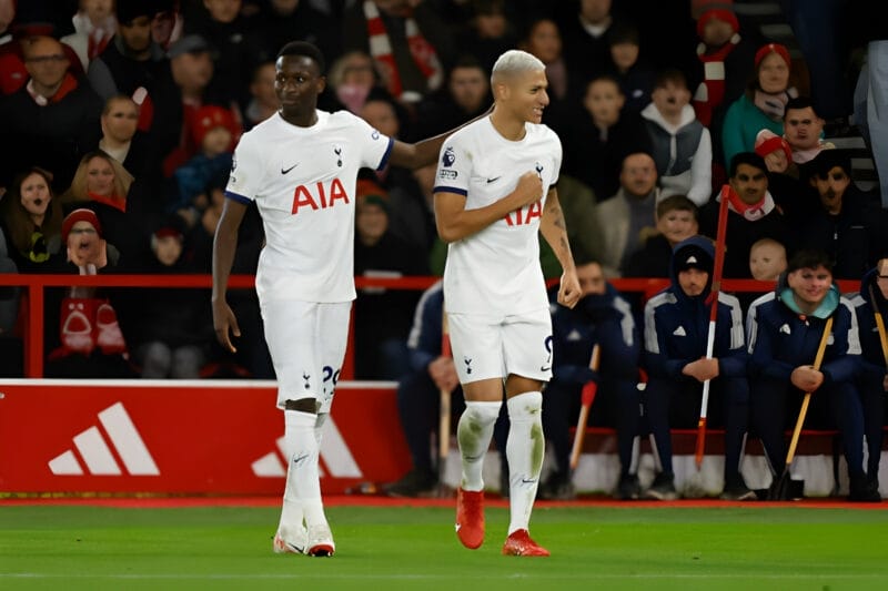 Richarlison mở tỉ số cho Tottenham.