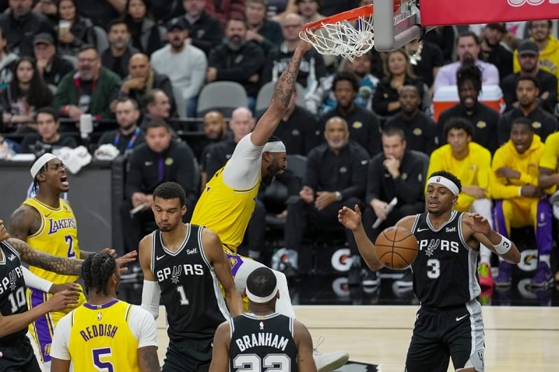 Lakers đánh bại Spurs