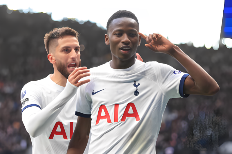 Pape Mata Sarr sớm mở tỉ số cho Tottenham.