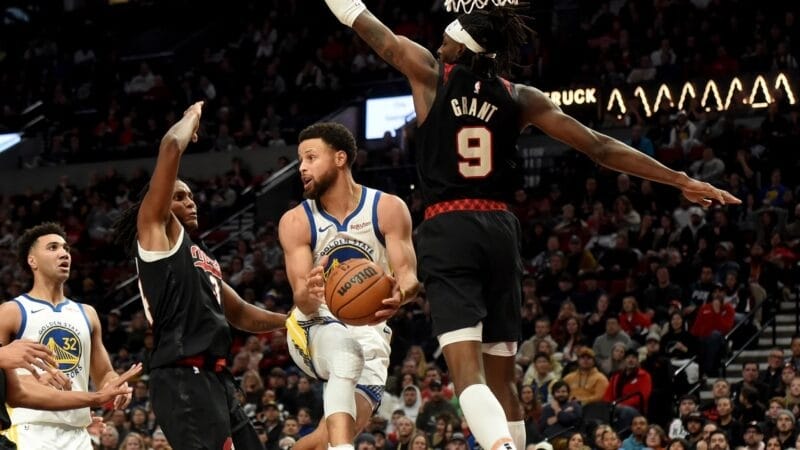 Curry không ném được cú 3 điểm nào trước Portland Trail Blazers