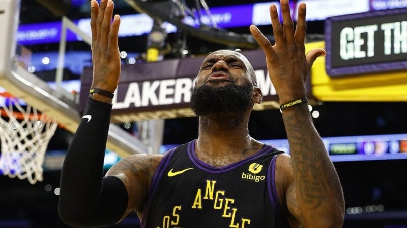 LeBron James tái hiện thành tích của Kobe Bryant năm 2004