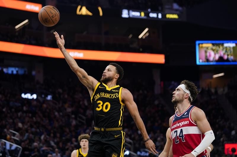 Curry ghi 30 điểm với 8 cú ném ba trước Washington Wizards.