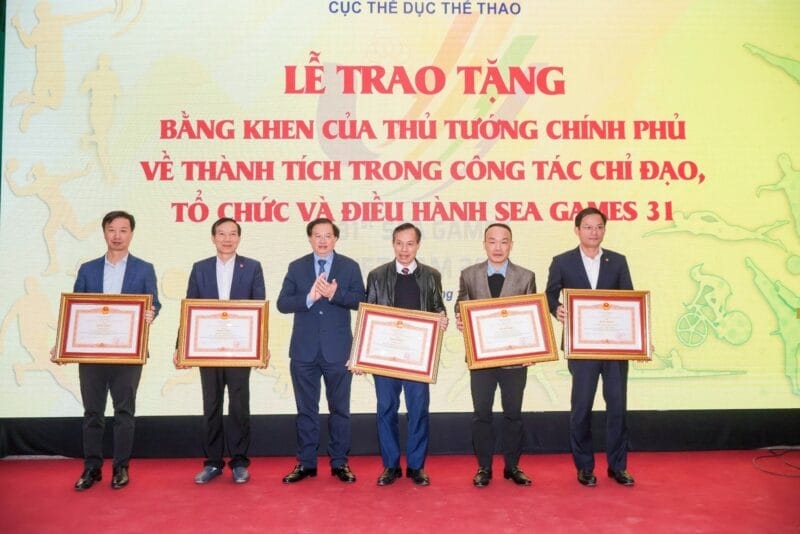 Thứ trưởng Tạ Quang Đông trao tặng bằng khen cho các cá nhân, tập thể đạt thành tích xuất sắc trong năm 2023