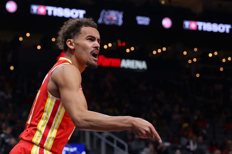 Trae Young bị phạt vì phản ứng với trọng tài