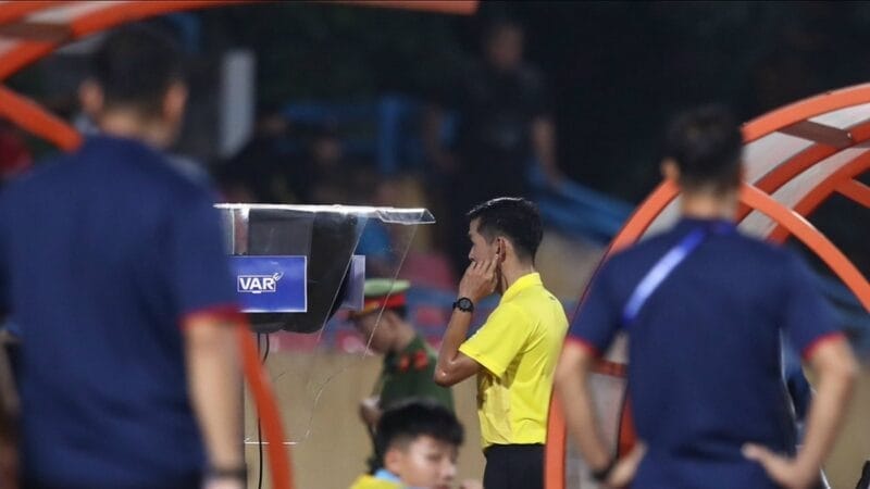 VAR đang khiến V-League thay đổi tốt hơn