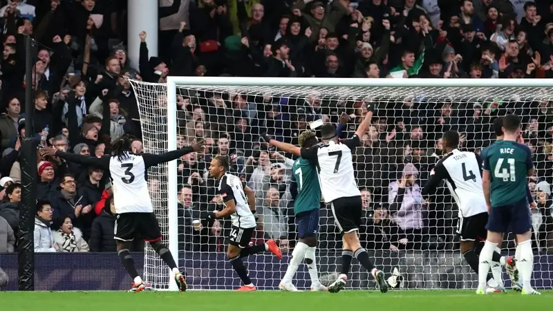 Arsenal vừa thua Fulham.