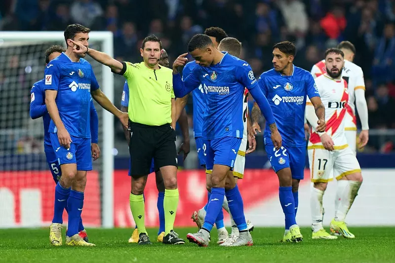 Mason Greenwood nhận thẻ đỏ trong ngày Getafe thất bại.