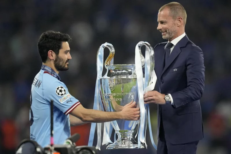 Ceferin trao cúp vô địch Champions League cho Man City