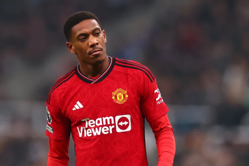 Martial sẽ không rời Man Utd