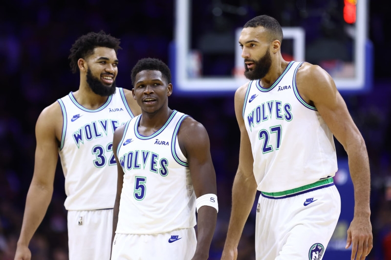 Wolves nên giữ bộ 3 Gobert - KAT - Edwards tới hết mùa giải