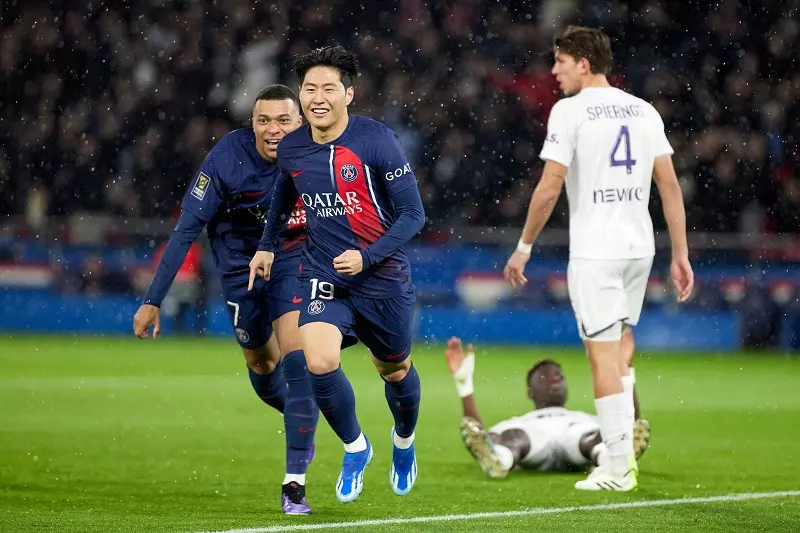 Lee Kang In giúp PSG có khởi đầu thuận lợi.