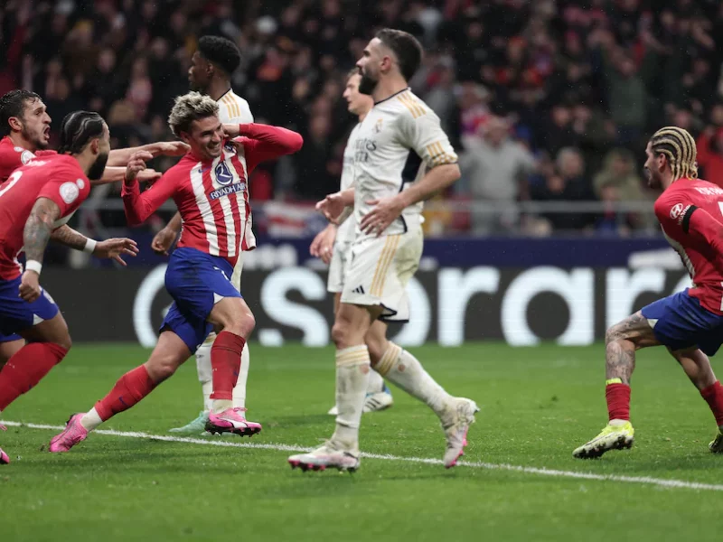 Real vừa trở lại mặt đất sau trận thua Atletico.