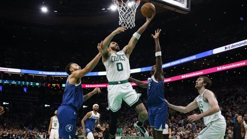 Boston Celtics làm nên lịch sử trên sân nhà