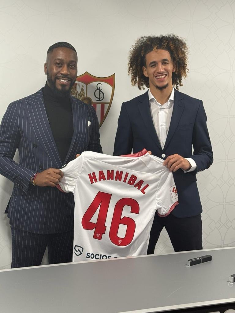 Hannibal Mejbri ký hợp đồng gia nhập Sevilla.