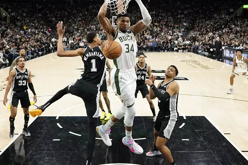 Bucks đánh bại Spurs