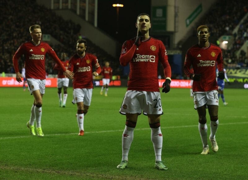 Diogo Dalot sớm mở tỉ số cho Man United.