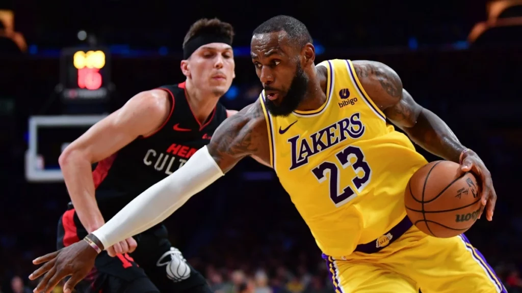 LeBron James có ngày thi đấu thất vọng trước Miami Heat