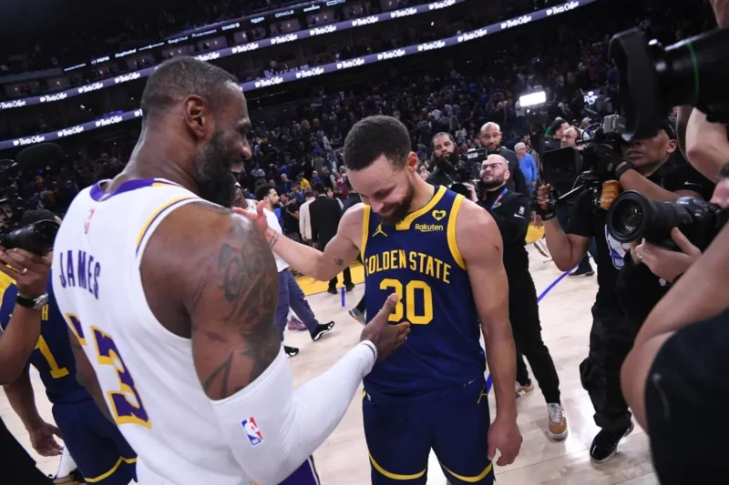 LeBron James tôn vinh Stephen Curry sau trận đấu kinh điển