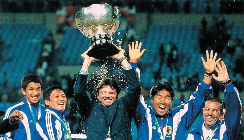 HLV Troussier cùng Nhật Bản vô địch Asian Cup 2000. (Ảnh: AFC)